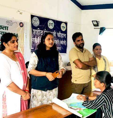 पोस्टर के माध्यम से स्वच्छता और सामाजिक बुराइयों को दूर करने का दिया संदेश