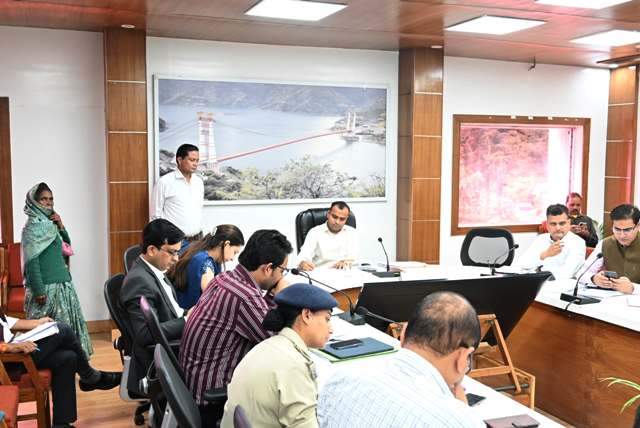 जिलाधिकारी मयूर दीक्षित ने सोमवार को जिला सभागार नई टिहरी में जनता मिलन कार्यक्रम के तहत समस्याओं को सुना, दर्ज हुई 53 शिकायतें