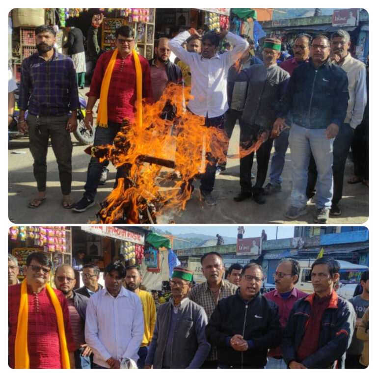 चम्बा में विश्व हिन्दू परिषद ने उत्तरकाशी प्रशासन का पुतला जलाया