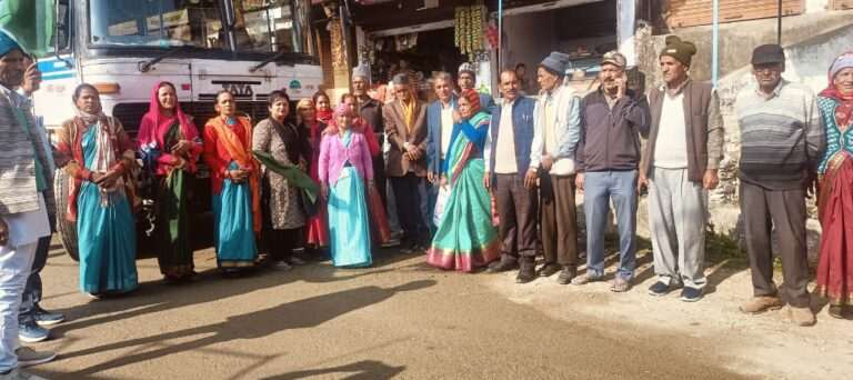 दीनदयाल मातृ-पितृ तीर्थाटन योजना के तहत टिहरी के ग्राम मंदार और म्यूंडी के 34 सदस्य ग्रामीणों का दल बद्रीनाथ दर्शन के लिए रवाना