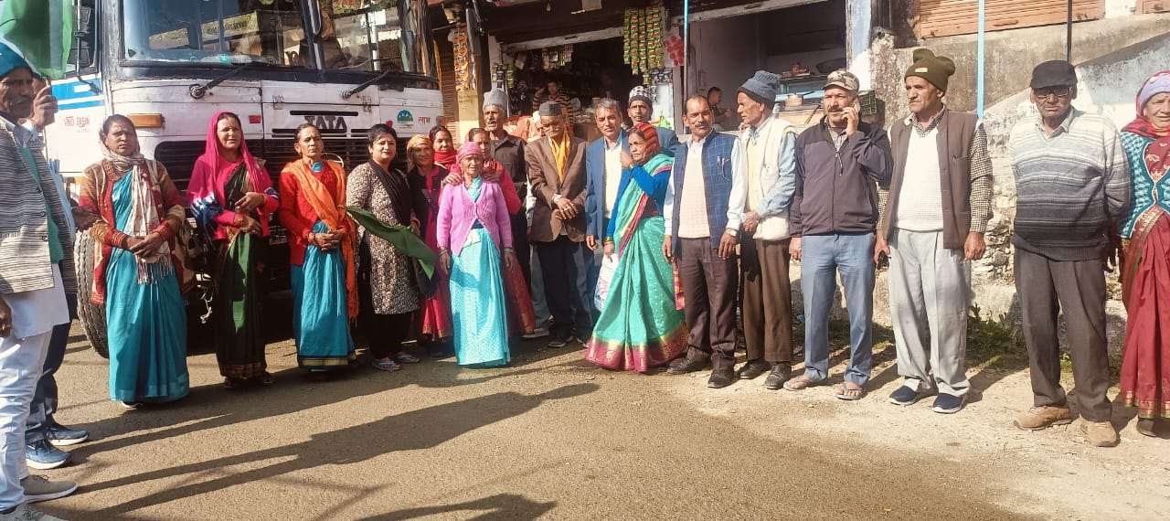 दीनदयाल मातृ-पितृ तीर्थाटन योजना के तहत टिहरी के ग्राम मंदार और म्यूंडी के 34 सदस्य ग्रामीणों का दल बद्रीनाथ दर्शन के लिए रवाना