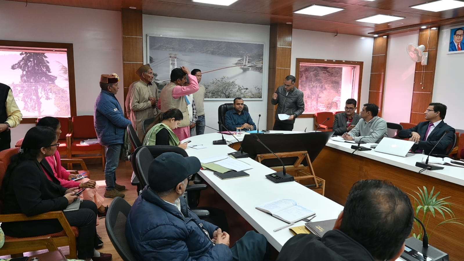सीएम हेल्पलाइन एवं विभिन्न कार्यक्रमों में दर्ज शिकायतों को गंभीरता से लेते हुए समयान्तर्गत निस्तारित करना सुनिश्चित करें अधिकारी: जिलाधिकारी मयूर दीक्षित