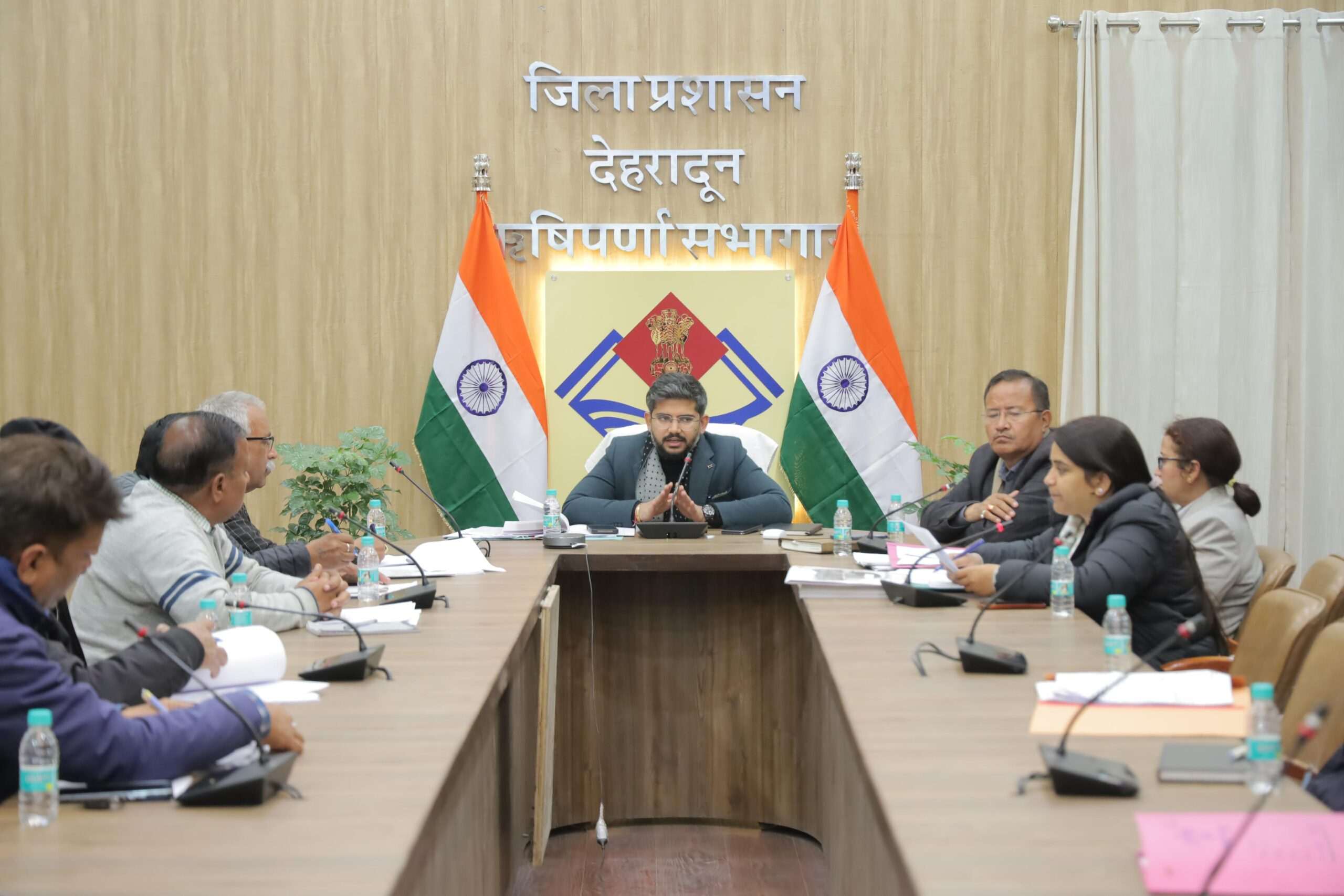 नगर निकाय चुनाव 2024: पारदर्शिता और व्यय सीमा पर दिशा-निर्देश जारी-अभिनव शाह,मु वि अ देहरादून मुख्य विकास अधिकारी ने राजनीतिक दलों के पदाधिकारी के साथ नामांकन प्रक्रिया और नियमों की जानकारी साझा की। निर्वाचन आयोग की सख्ती, व्यय सीमा का उल्लंघन करने पर कार्रवाई की दी जानकारी
