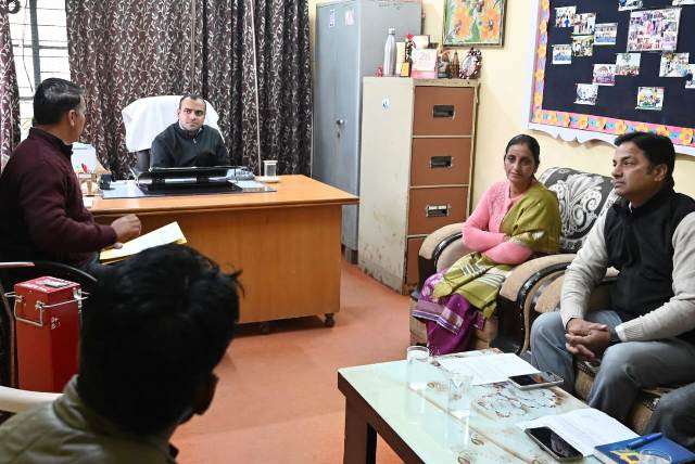 केन्द्रीय विद्यालय नई टिहरी में आयोजित बैठक में जिलाधिकारी ने विद्यालय के निर्माणाधीन स्थायी भवन की अद्यतन प्रगति की ली जानकारी
