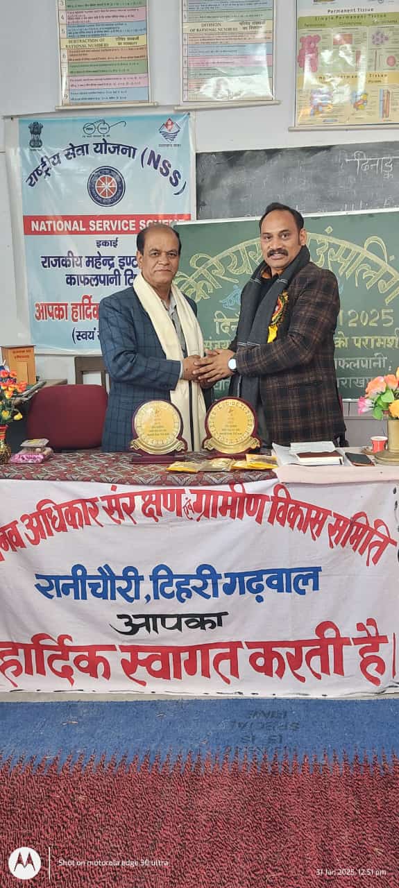 ग्रामीण विकास समिति और आराधना धूप अगरबत्ती लघु उद्योग द्वारा छात्र-छात्राओं को सिखाया करियर काउंसलिंग के तहत वेस्ट से बेस्ट बनाना
