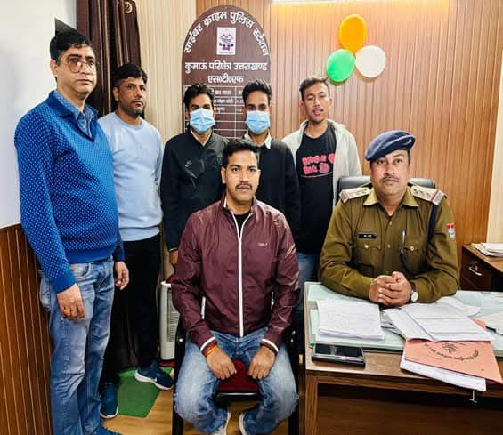 कुमाऊं पुलिस ने ऑनलाइन ट्रेडिंग और आईपीओ में निवेश का लालच देकर साइबर ठगी करने वाले दो आरोपियों को जयपुर से किया गिरफ्तार