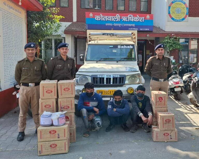 Dehradun Police ने ऋषिकेश क्षेत्र में हुई चोरी की घटना के तीन अभियुक्तों को माल और वाहन सहित गिरफ्तार