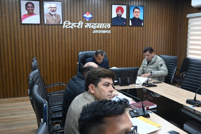 छोटे-छोटे पार्किंगों हेतु स्थान चिन्ह्ति कर प्रस्ताव बनाकर उपलब्ध करायें: जिलाधिकारी मयूर दीक्षित