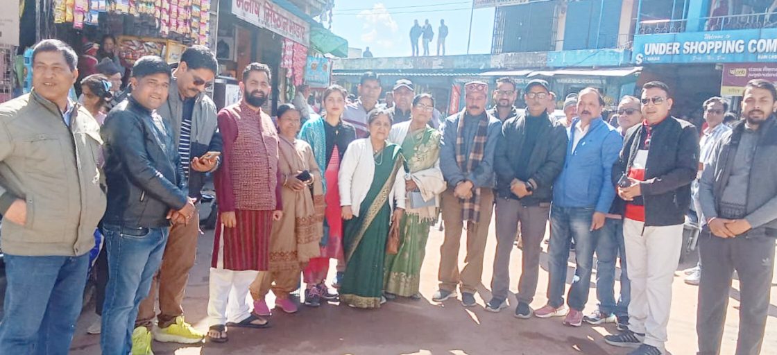 प्रेमचंद अग्रवाल के पहाड़ विरोधी बयान पर कांग्रेस और सामाजिक संगठनों का विरोध प्रदर्शन, चंबा में पुतला दहन