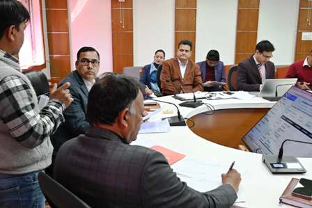 जनता मिलन कार्यक्रम टिहरी में सीडीओ अभिषेक त्रिपाठी ने सुनीं समस्याएं, दिए त्वरित समाधान के निर्देश