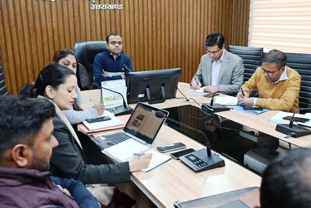 जिलाधिकारी मयूर दीक्षित ने की सुरकण्डा मंदिर समिति के साथ बैठक, पर्यावरण सुरक्षा के लिए दिए अहम निर्देश देवदार के वृक्ष, हर्बल वनस्पति संरक्षण और प्लास्टिक मुक्त क्षेत्र के लिए उठाए गए कदम