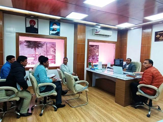 जिलाधिकारी मयूर दीक्षित ने ग्रामीण उद्यम त्वरण परियोजना की समीक्षा बैठक की, महिला उद्यमियों को सशक्त बनाने पर जोर