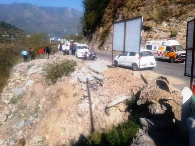 टिहरी गढ़वाल में दर्दनाक हादसा डोबरा चांटी मार्ग पर 500 मीटर गहरी खाई में गिरी कार, 3 की मौत