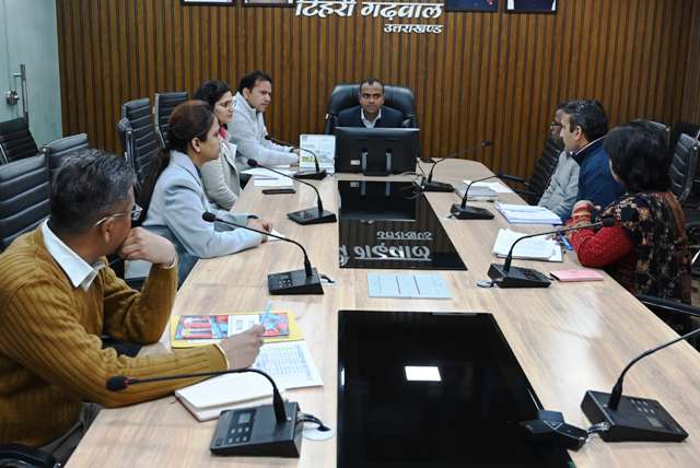 मुख्यमंत्री स्वरोजगार योजना टिहरी में जिलाधिकारी ने की समीक्षा बैठक