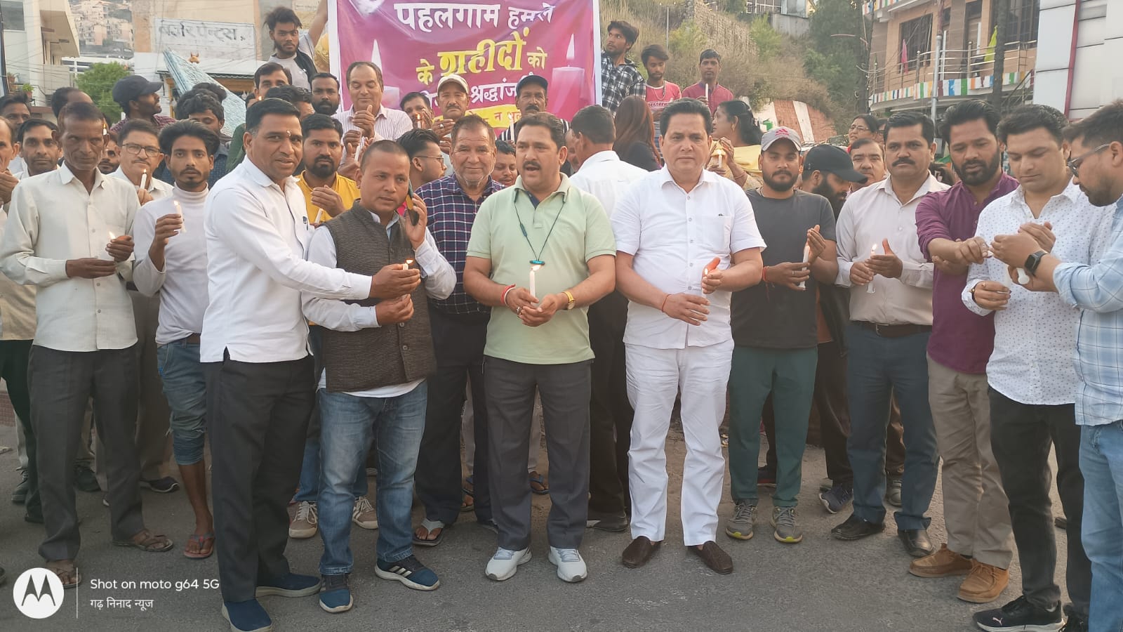 आतंकवादियों को फांसी देने की मांग को लेकर कांग्रेस ने टिहरी में निकाला कैंडल मार्च