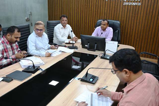 टिहरी में पार्किंग व्यवस्था को लेकर जिलाधिकारी मयूर दीक्षित की सख्ती, पार्किंग संचालन और निर्माण कार्यों की समीक्षा