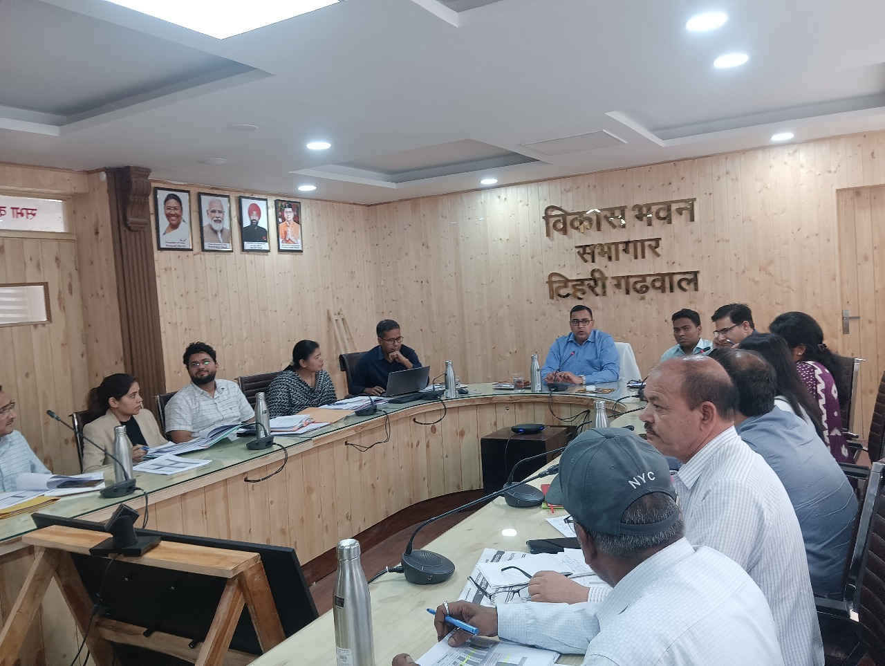 टिहरी में ग्राम्य विकास विभाग की समीक्षा बैठक सम्पन्न, मानव दिवस और आजीविका योजनाओं पर रहा मुख्य फोकस