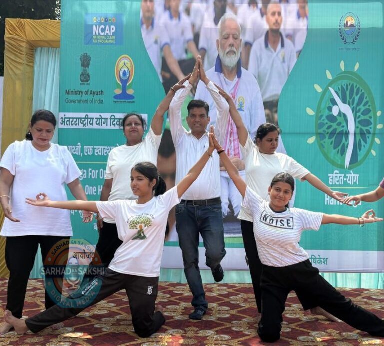 एक पृथ्वी, एक स्वास्थ्य" थीम पर गंगा तट पर मनाया गया अंतरराष्ट्रीय योग दिवस: स्वयंसेवियों ने दिया योग और स्वच्छता का संदेश