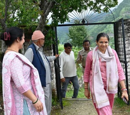 जिला निर्वाचन अधिकारी टिहरी ने मतदान केंद्रों का किया स्थलीय निरीक्षण