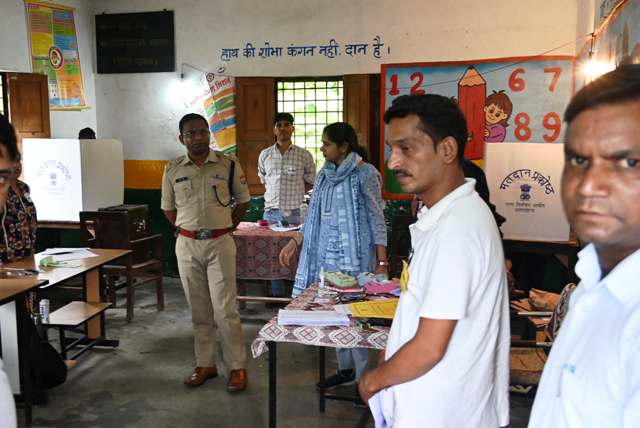 जिला निर्वाचन अधिकारी टिहरी का मतदान केंद्रों पर स्थलीय निरीक्षण, शांतिपूर्ण रही मतदान प्रक्रिया