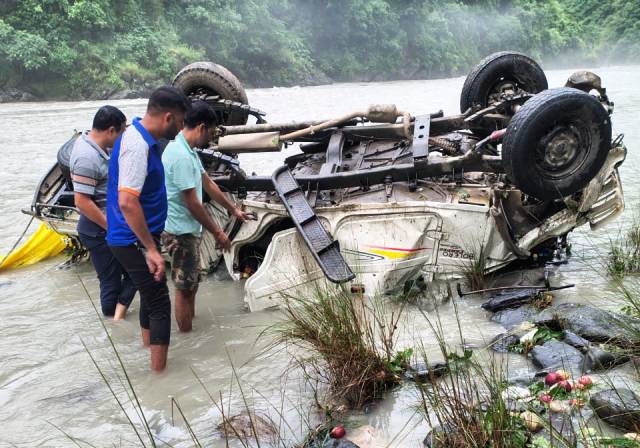 नैनबाग क्षेत्र में दर्दनाक हादसा : यमुना नदी में गिरी पिकअप, चार सवारों में तीन घायल, एक की तलाश जारी