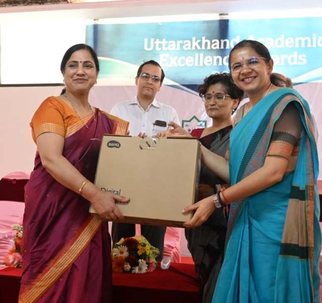 प्रेरणादायक संदेश: करियर निर्माण में दृढ़ता और आत्मविश्वास जरूरी — जिलाधिकारी, उत्तराखंड उत्कृष्टता पुरस्कार–2025 का भव्य आयोजन