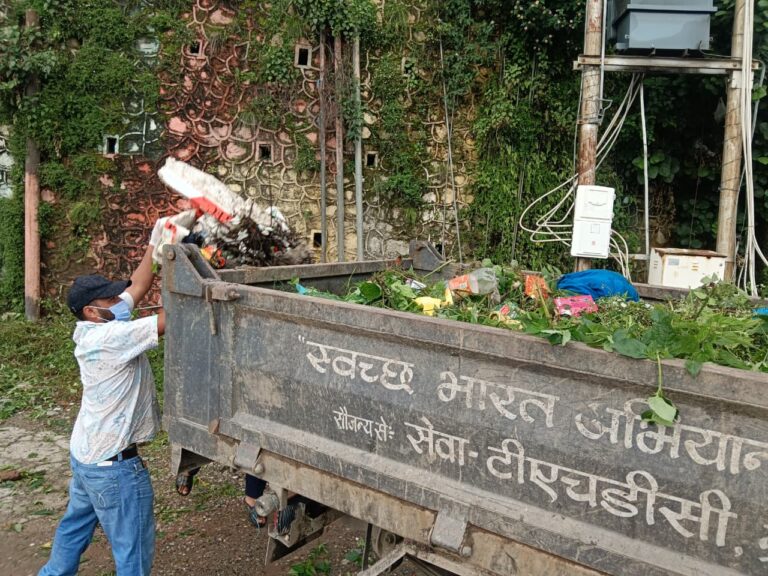 टिहरी में साप्ताहिक सफाई अभियान: जिलाधिकारी नितिका खंडेलवाल और पालिका अध्यक्ष मोहन सिंह रावत ने संभाली कमान