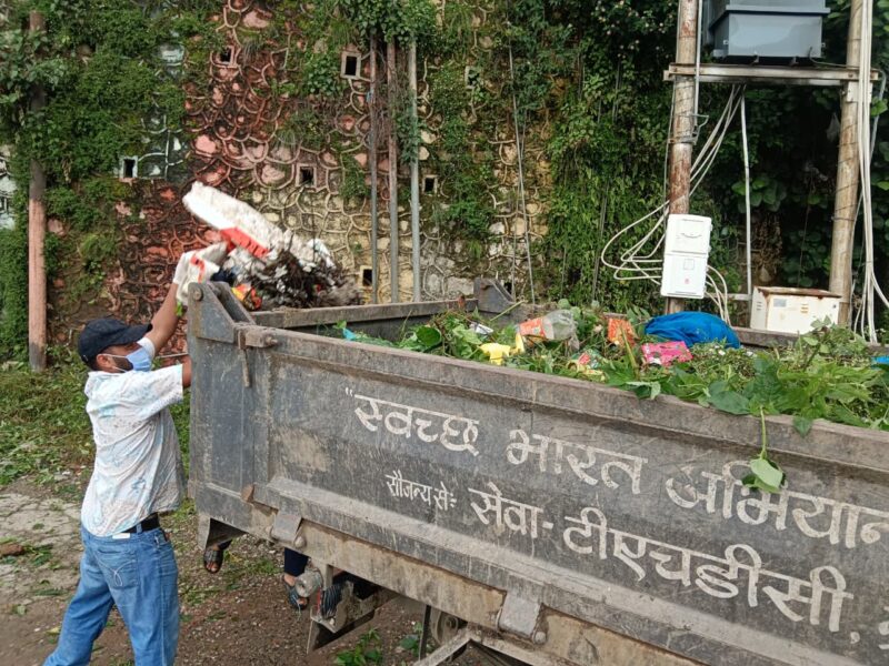 टिहरी में साप्ताहिक सफाई अभियान: जिलाधिकारी नितिका खंडेलवाल और पालिका अध्यक्ष मोहन सिंह रावत ने संभाली कमान
