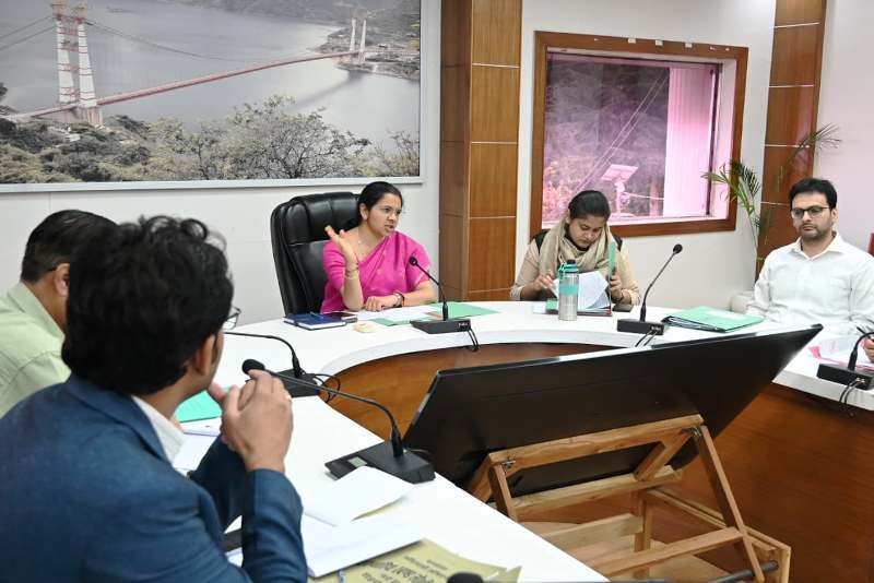 जिलाधिकारी टिहरी नितिका खण्डेलवाल ने जिला सेक्टर, राज्य सेक्टर व बीस सूत्री कार्यक्रम की समीक्षा बैठक ली