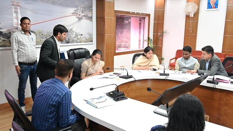 टिहरी गढ़वाल: जिलाधिकारी नितिका खंडेलवाल ने जनता मिलन कार्यक्रम में सुनी 33 जन समस्याएं