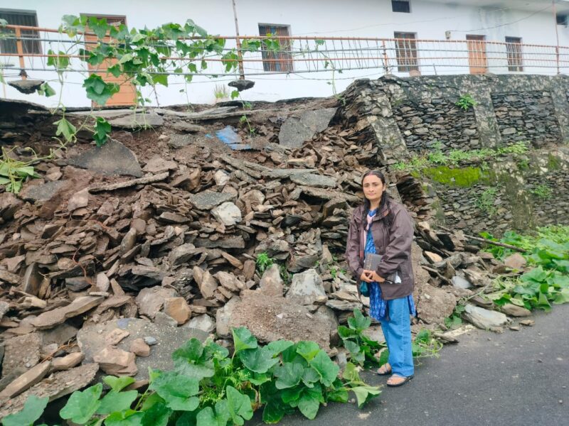 धार अकरिया पट्टी में भारी बारिश से मकानों को खतरा, राजस्व उपनिरीक्षक ने किया स्थलीय निरीक्षण