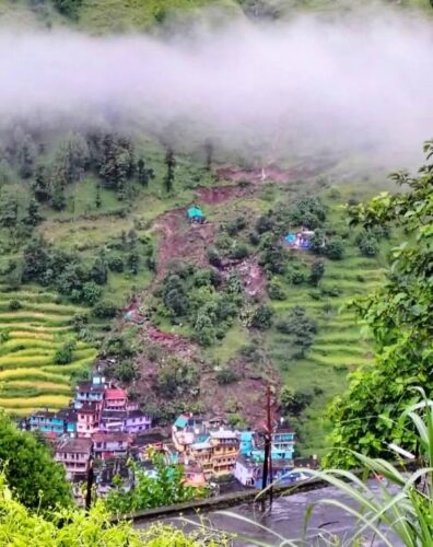 नंदा अष्टमी की खुशियां और चमोली का दर्द: नंदा नगर का बैंड बाजार भूस्खलन से बेघर परिवार