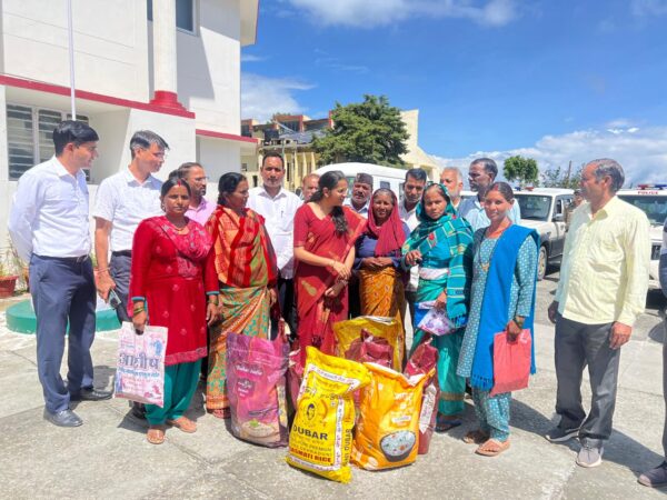 ओखला गांव के 09 आपदा प्रभावित परिवारों को मिली राहत सामग्री, जिलाधिकारी टिहरी नितिका खण्डेलवाल ने बांटी आवश्यक सामग्री