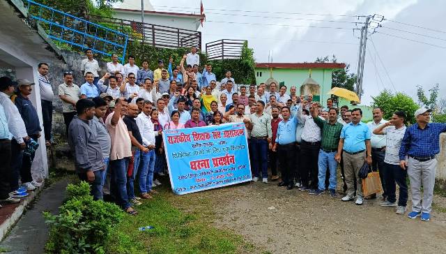 राजकीय शिक्षक संघ के आह्वान पर राज्यव्यापी चॉक-डाउन हड़ताल; चम्बा में एकदिवसीय धरना, 400 से अधिक शिक्षक-शिक्षिकाओं की भागीदारी