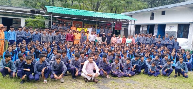 NDRF और SDRF की प्रभावशाली पहल: भिलंगना ब्लॉक के दुर्गम क्षेत्र में स्कूल सेफ्टी कार्यक्रम, 346 छात्र-छात्राओं की सक्रिय भागीदारी
