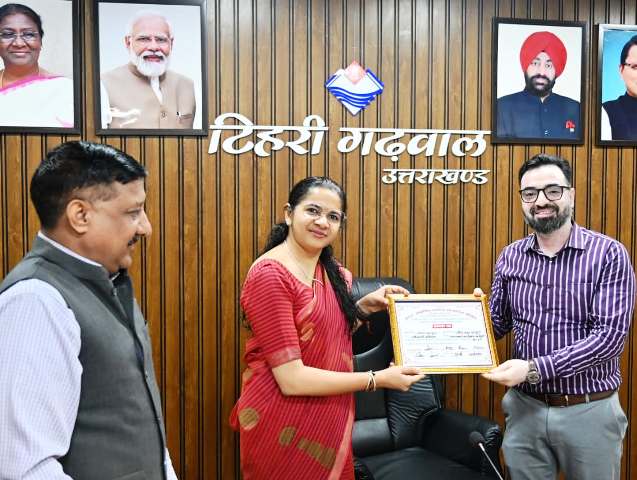 जिलाधिकारी नितिका खण्डेलवाल सहित उत्कृष्ट कार्य करने वाले अधिकारियों-कर्मचारियों का आदर्श संस्था ने किया सम्मान