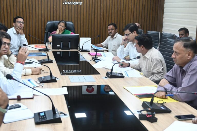 अपशिष्ट प्रबंधन बैठक संपन्न: जिलाधिकारी ने प्लास्टिक फ्री, डस्टबिन फ्री और गड्ढा मुक्त सड़कों के दिए निर्देश