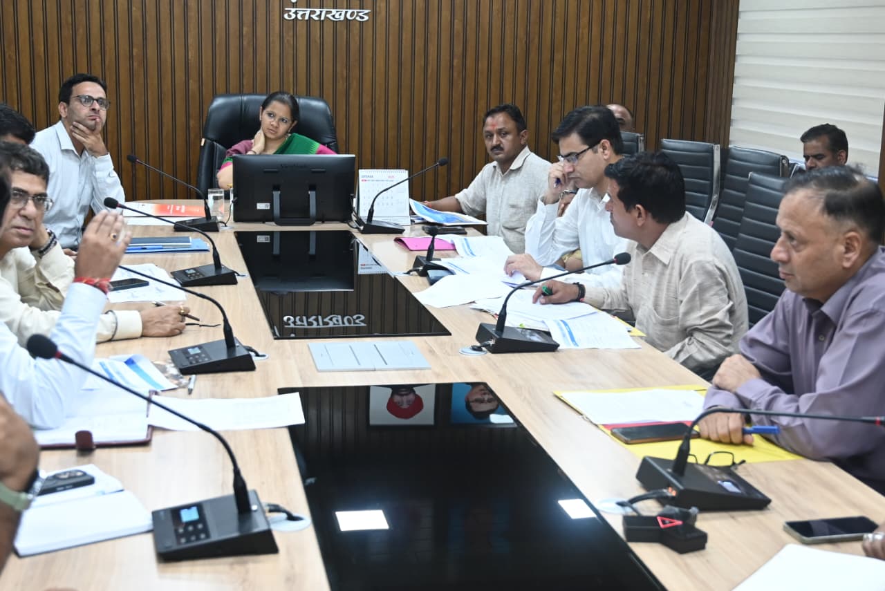 अपशिष्ट प्रबंधन बैठक संपन्न: जिलाधिकारी ने प्लास्टिक फ्री, डस्टबिन फ्री और गड्ढा मुक्त सड़कों के दिए निर्देश