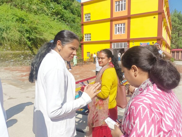 जिलाधिकारी नितिका खण्डेलवाल ने टिहरी में UKSSSC की स्नातक स्तरीय प्रतियोगी परीक्षा व्यवस्था का लिया जायजा