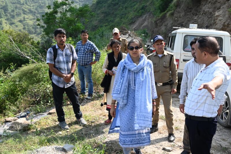 आपदा प्रभावित ग्राम पनेथ के विस्थापन का डीएम टिहरी नितिका खण्डेलवाल ने किया स्थलीय निरीक्षण