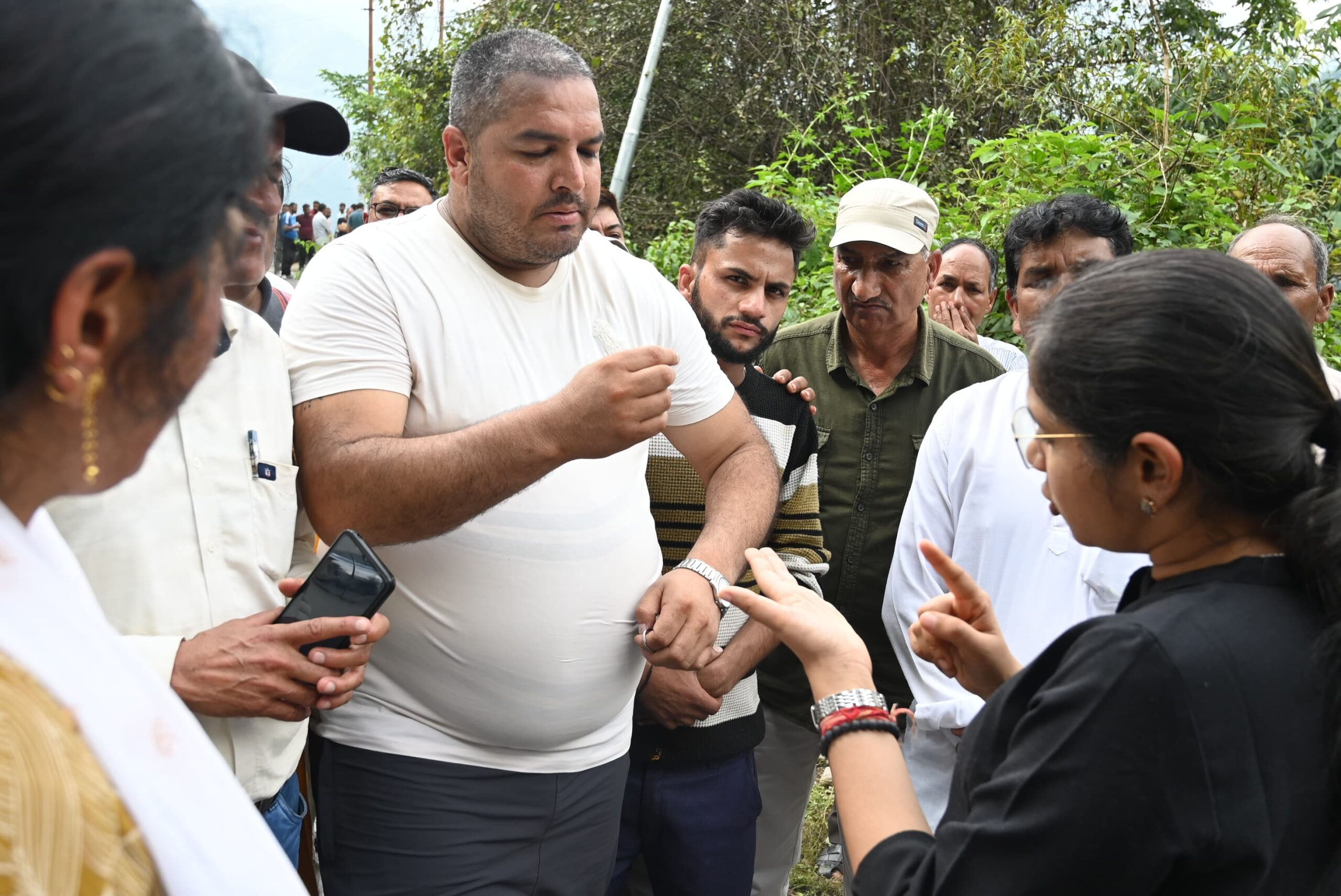 आपदा अलर्ट: डीएम टिहरी ने किया आपदा प्रभावित क्षेत्रों का दौरा, एनएच-707ए लैंडस्लाइड पर ग्रामीणों से की वार्ता