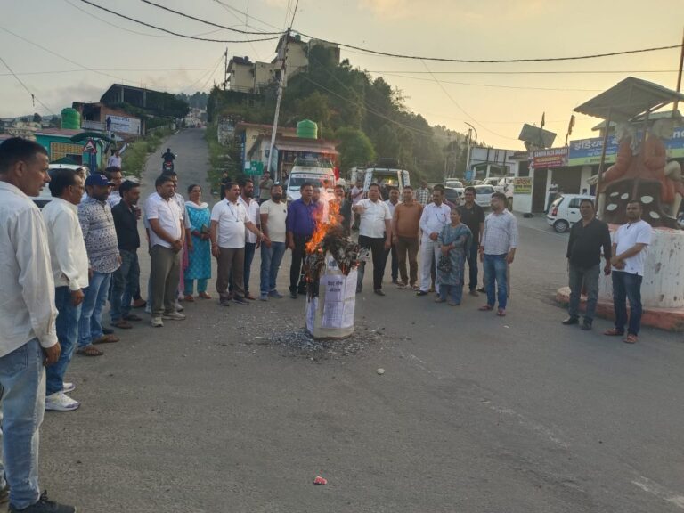 यूके ट्रिपल एससी पेपर लीक घोटाले की उच्चस्तरीय जांच की मांग, नई टिहरी में कांग्रेस का प्रदर्शन