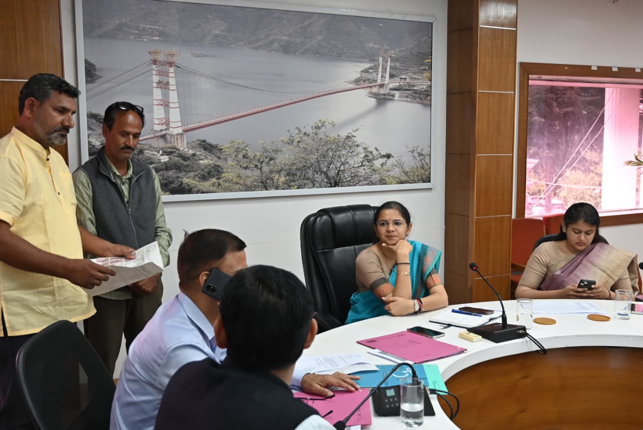 जिलाधिकारी टिहरी ने जनता दरबार में सुनी 44 शिकायतें, अधिकारियों को दिए शीघ्र निस्तारण के निर्देश
