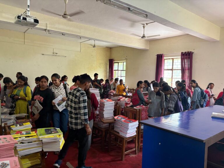 यूओयू अध्ययन केंद्र 12042 द्वारा निशुल्क पुस्तक वितरण मेला आयोजित