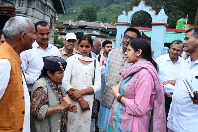शासन के निर्देशन में आपदा प्रभावित क्षेत्रों का निरंतर दौरा, जिलाधिकारी टिहरी नितिका खण्डेलवाल ने बूढ़ाकेदार में सुनी ग्रामीणों की समस्याएं
