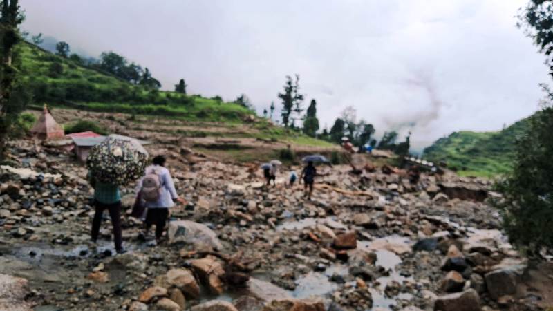 आपदा प्रभावित गेंवाली में स्वास्थ्य विभाग ने किया ग्रामीणों का स्वास्थ्य परीक्षण एवं टीकाकरण