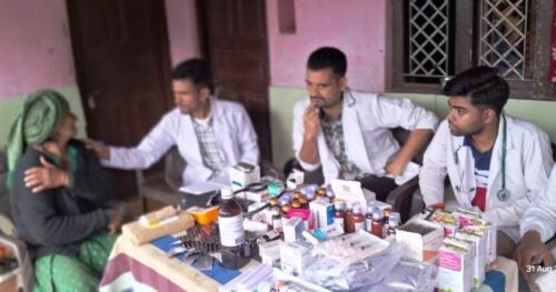 आपदा प्रभावित गेंवाली में स्वास्थ्य विभाग ने किया ग्रामीणों का स्वास्थ्य परीक्षण एवं टीकाकरण