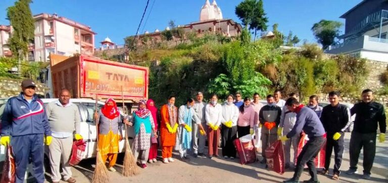 नई टिहरी में साप्ताहिक सफाई अभियान के तहत प्लास्टिक कूड़ा संग्रह और झाड़ी कटान कार्य संपन्न