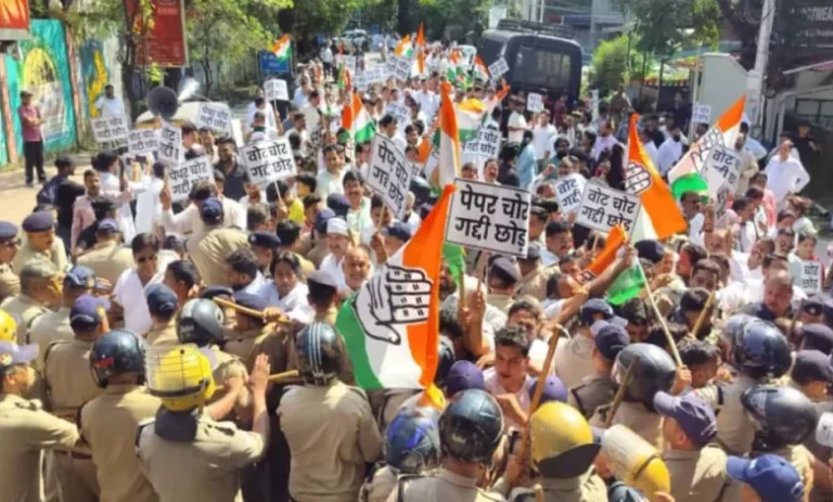 कांग्रेस का देहरादून में शक्ति प्रदर्शन: ‘पेपर चोर-गद्दी छोड़’ नारों के साथ CM आवास कूच, पुलिस से झड़प
