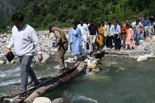 धनोल्टी तहसील के आपदा प्रभावित क्षेत्रों का डीएम टिहरी नितिका खण्डेलवाल ने किया स्थलीय निरीक्षण
